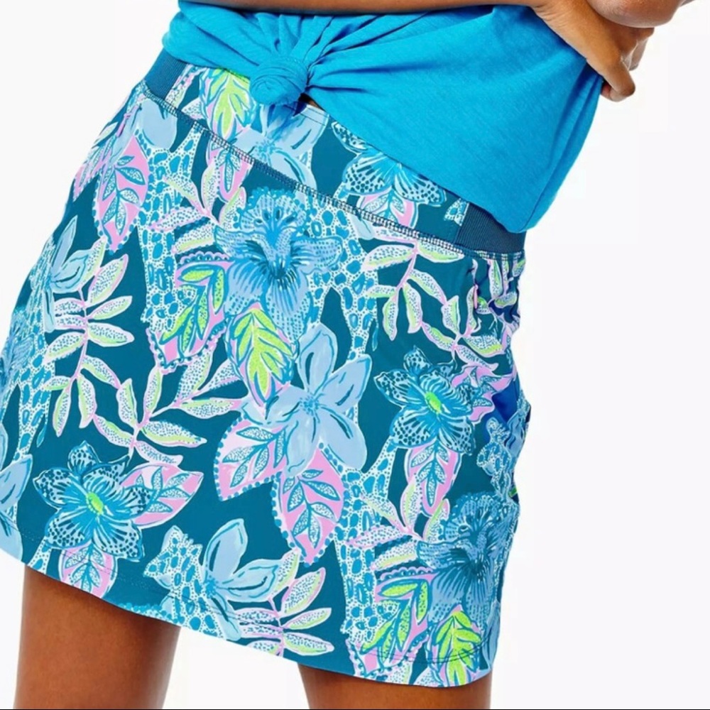 NWT size M Macaw Blue pattern, Lilly Pulitzer Run Around skort